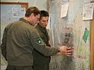 Zwei Offiziere des Bundesheers arbeiten an der Lagekarte.
