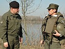 Lageeinweisung: Der stellvertretende Brigadekommandant Oberstleutnant Langthaler (r.) und Streitkräfte-Kommandant Generalleutnant Höfler.