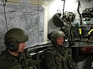 Der große Innenraum in der M-109-Rechenstelle bietet genügend Platz für die Führungsaufgaben der Kommandanten.