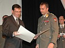 Darabos überreichte Oberstabswachtmeister Polz den Innovationspreis 2008.