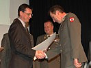 Der Kommandant des Jägerbataillons 19, Oberst Trinkl, übernahm die Auszeichnung "Vorbild in dere Ausbildung 2008" für Oberleutnant Heistinger.