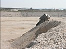 Beim Fahrtraining für den Tschad-Einsatz werden Schotterhügel zu Dünen.
