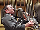 Stabswachtmeister Josef Schütz begeisterte das Publikum auf dem Saxophon.