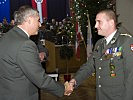 ...und Generalleutnant Franzisci gratuliert Stabswachtmeister Bernd Bubner (r.).