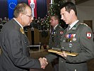 Die Besten: Brigadier Hufler beglückwünscht Oberwachtmeister Marco Scurek (r.)...