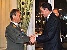 Der französische Botschafter gratuliert dem ehemaligen Militärkommandanten zu seiner Auszeichnung.