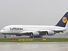 Der Airbus A380 rollt auf der Piste aus.