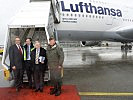 V.l.: Lufthansa-Vorstandsvorsitzender Wolfgang Mayrhuber mit Flughafendirektor Gerhard Kunesch, Landeshauptmann Josef Pühringer und Oberstleutnant Georg Klecatsky vom Kommando Luftunterstützung.
