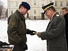 Lehrgangssprecher Zugsführer Slobodan Lazic übergibt das Lehrgangsabzeichen an Brigadier Heinz Hufler.