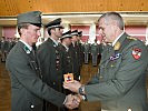 Generalleutnant Franzisci überreichte Oberwachtmeister Gerd Prrägernig die Goldene Münze der Unteroffiziersakademie.