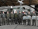 Die Kommandanten vor einer der AB-212-Helikopter.