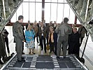 Die Besatzung erklärt den Gästen die C-130 "Hercules" Transportmaschine.