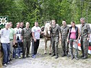 Die beiden Wettkämpfer (Mitte) und das TV-Team rund um Redakteurin Viktoria Jipp mit Soldaten der 6. Jägerbrigade.