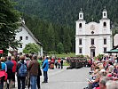 Hunderte Pilger und Besucher feiern die Feldmesse.