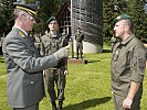 Militärkommandant Zöllner, l., übergibt das Kommando an Oberst Hofer.