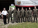 St. Georgens Bürgermeister Karl Markut mit Soldaten des Stabsbataillons 7.