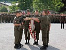 Vier Soldaten leisteten ihr Gelöbnis direkt an der Fahne.