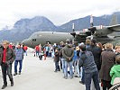 Bis zu zwei Stunden Wartezeit nahmen die Besucher in Kauf, um einen Blick in die C-130 "Hercules" zu werfen.