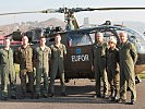 Das fliegende EUFOR-Notfallteam mit Dr. Jordakieva vor einem der Alouette-Hubschrauber.