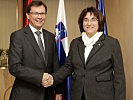 Norbert Darabos mit der slowenischen Verteidigungsministerin Ljubica Jelusic.