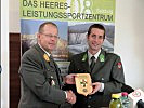 Brigadier Heinz Hufler und Zugsführer Wolfgang Loitzl bei der Verabschiedung in Rif.
