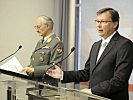 Generalleutnant Freyo Apfalter und Minister Norbert Darabos präsentieren die Einsparungsmaßnahmen.