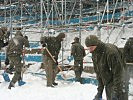 Soldaten bei den Vorbereitungen für die Olympischen Jugendwinterspiele.