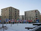 Der Hauptplatz des Olympischen Dorfes 3 mit den Flaggen der teilnehmenden Nationen.