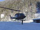 In der Axamer Lizum beteiligte sich ein Hubschrauber an der Suche nach einem vermissten Snowboarder.