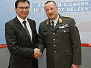 Verteidigungsminister Darabos gratuliert Generalleutnant Höfler zur neuen Leitungsfunktion in Brüssel.