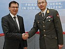 Minister Darabos gratuliert Brigadier Wagner, dem neuen Wiener Militärkommandanten.