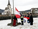 Flaggenparade mit Angehörigen der Landjugend, der Trachtengruppe und der Feuerwehr.