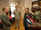 Generalmajor Pucher, Leiter der Direktion für Sicherheitspolitik, l., mit internationalen Teilnehmern.
