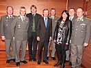 Landeshauptfrau, Bürgermeister und Militärkommandant mit den Kommandanten der angelobten Soldaten.