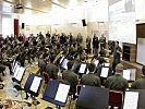 Die Musiker der Militärmusik im großen Konzertprobesaal des neuen Gebäudes.