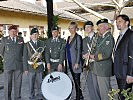 Vorpremiere: Militärkommandant Spath, Landesdirektorin Bernhard, Kapellmeister Seidl und Redakteur Altmann mit Militärmusikern.