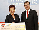 Die Obfrau der Elterninitiative der Kinderkrebshilfe, Karin Benedik und Verteidigungsminister Norbert Darabos.