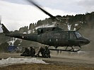 Helikopter landen Soldaten des Jägerbataillons im Gelände an.