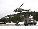 Ein "Alouette" III-Hubschrauber transportiert den verwundeten Soldaten rasch ab.