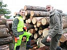 Leutnant Lukas Walter, l., und Forstwart Rainer Schönwiese vor einem Teil des Holzes, das in die Heeressägerei geliefert wird.