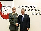 Der Leiter des Abwehramtes, Generalmajor Anton Oschep, mit Bundespräsident Heinz Fischer vor dem neuen Logo des Amtes.