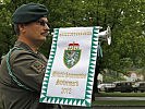 Vizeleutnant Josef Pfeifer führt das überreichte Ehrensignalhorn.