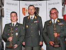 Brigadier Kurt Wagner, m., mit den "Pro Defensione"-Preisträgern.