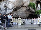 Militärbischof Christian Werner feiert eine heilige Messe in der Marien-Grotte.