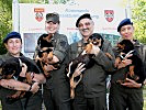 V.l.: Militärhundeführerin Daniela Schütz mit Hund Owen, Wachtmeister Silvana Pirker mit Orkan, Generalleutnant Apfalter mit Olli und Andrea Meidlinger mit Otto.