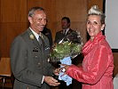 Oberst Mereiter überreicht Gerda Pirker als Dankeschön einen Blumenstrauß.