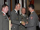 Stabswachtmeister Leitner erhält von Brigadier Starlinger seine Auszeichnung zum "Soldat des Jahres 2011".