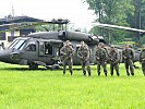 Milizsoldaten des Jägerbataillons Tirol vor dem Abflug zu einem Schutzobjekt während der Übung Terrex 2012.