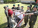 Sechs Soldaten leisteten stellvertretend für alle Rekruten das Treuegelöbnis an der Fahne.