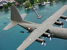 Eine C-130 Hercules in der Absetzzone.